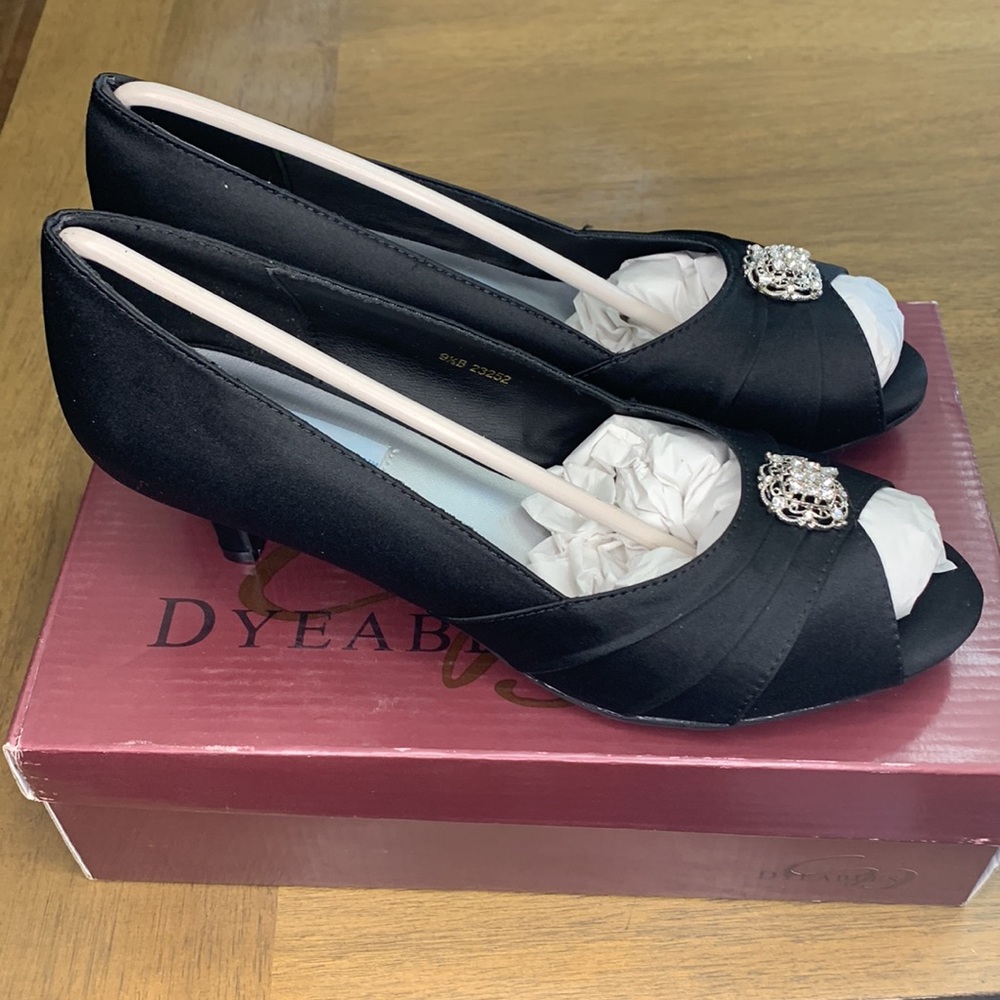 NWT NIB Kristin Black Satin Dyeables Comfort
